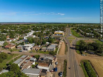 Vista aérea de la ciudad de Bella Unión. Rotonda de la ruta 3 y la Avenida Artigas. Bandera uruguaya - Departamento de Artigas - URUGUAY. Foto No. 85578