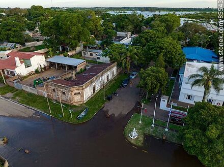 Aerial view of the river station and Prefectura Naval with the river swollen. - Artigas - URUGUAY. Photo #85543
