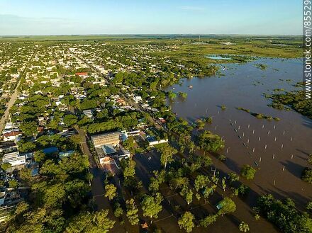 Vista aérea de Bella Unión invadida por la creciente del río Uruguay - Departamento de Artigas - URUGUAY. Foto No. 85529