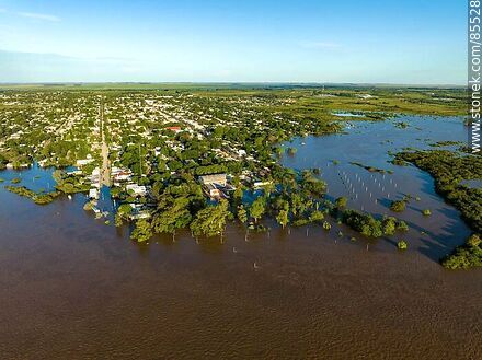 Vista aérea de Bella Unión invadida por la creciente del río Uruguay - Departamento de Artigas - URUGUAY. Foto No. 85528