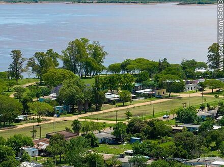 Vista aérea de la costa del río Uruguay - Departamento de Salto - URUGUAY. Foto No. 85603