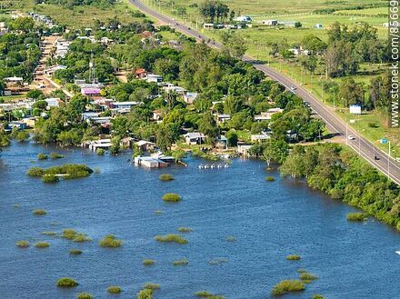 Vista aérea de Cuareim y su pista de carreras de caballos bajo las aguas del río - Departamento de Artigas - URUGUAY. Foto No. 85669