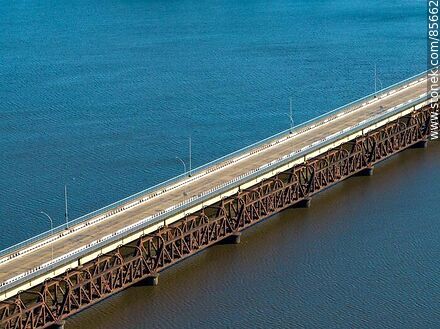 Vista aérea los puentes carretero y ferroviario sobre el río Cuareim, límite con Brasil (Quaraí) - Departamento de Artigas - URUGUAY. Foto No. 85662