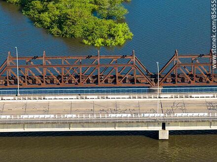 Vista aérea los puentes carretero y ferroviario sobre el río Cuareim, límite con Brasil (Quaraí) - Departamento de Artigas - URUGUAY. Foto No. 85655