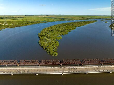 Vista aérea los puentes carretero y ferroviario sobre el río Cuareim, límite con Brasil (Quaraí) - Departamento de Artigas - URUGUAY. Foto No. 85653