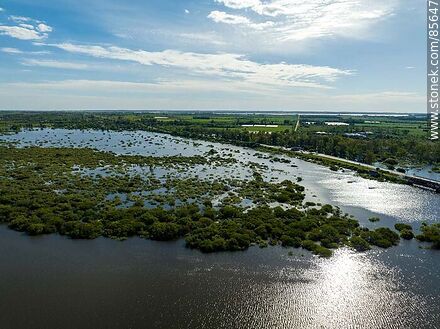 Aerial view of the swollen Cuareim river and route 3 to the south. - Artigas - URUGUAY. Photo #85647