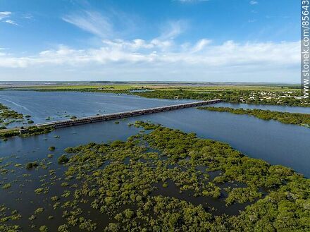 Vista aérea los puentes carretero y ferroviario sobre el río Cuareim, límite con Brasil (Quaraí) - Departamento de Artigas - URUGUAY. Foto No. 85643