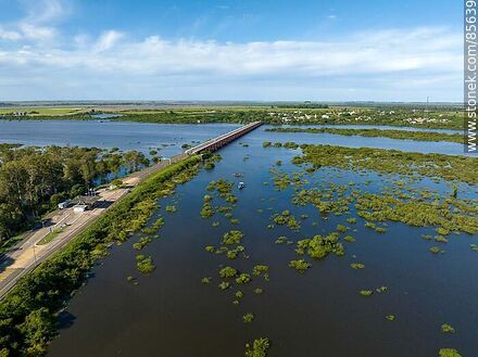 Aerial view of the Uruguayan customs office and the road and railroad bridges over the Cuareim River, bordering Brazil. - Artigas - URUGUAY. Photo #85639