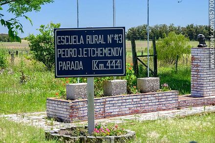 Escuela rural No. 43 Pedro J. Etchemendy. Parada de tren Km. 444 - Departamento de Paysandú - URUGUAY. Foto No. 85700