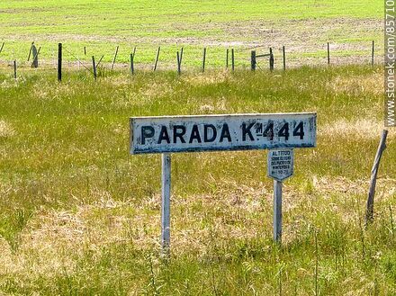 Sign at Km. 444 railroad stop - Department of Paysandú - URUGUAY. Photo #85710