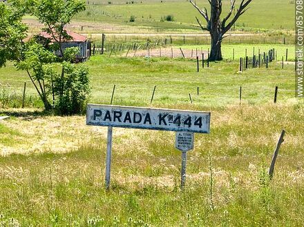 Sign at Km. 444 railroad stop - Department of Paysandú - URUGUAY. Photo #85708