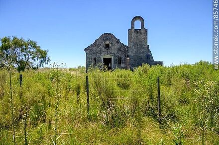 Abandoned chapel near Orgoroso on the road to Las Palmas or Cuchilla del Rabón departmental road - Department of Paysandú - URUGUAY. Photo #85746