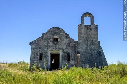 Abandoned chapel near Orgoroso on the road to Las Palmas or Cuchilla del Rabón departmental road - Department of Paysandú - URUGUAY. Photo #85745