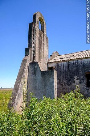 Abandoned chapel near Orgoroso on the road to Las Palmas or Cuchilla del Rabón departmental road - Department of Paysandú - URUGUAY. Photo #85732