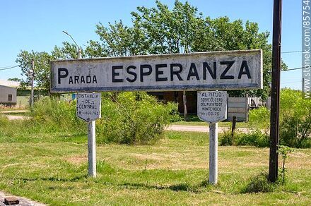 Parada de trenes Esperanza. Cartel de la parada - Departamento de Paysandú - URUGUAY. Foto No. 85754