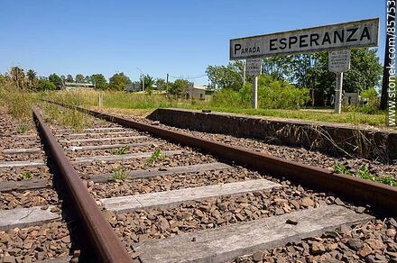 Parada de trenes Esperanza. Vías, andén y cartel de la estación - Departamento de Paysandú - URUGUAY. Foto No. 85753