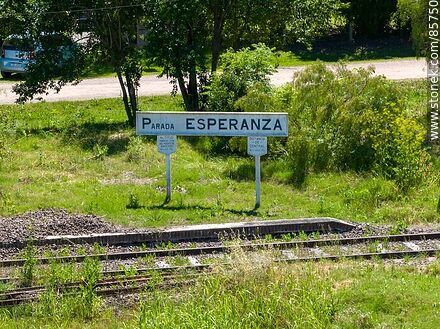 Parada de trenes Esperanza. Vías, andén y cartel de la estación - Departamento de Paysandú - URUGUAY. Foto No. 85750