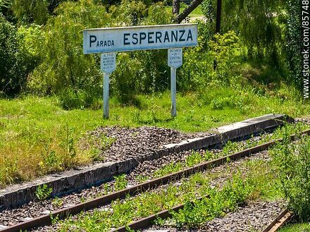 Parada de trenes Esperanza. Vías, andén y cartel de la estación - Departamento de Paysandú - URUGUAY. Foto No. 85748