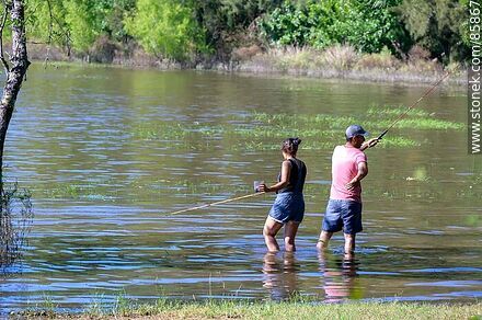 Pareja pescando en el río Negro - Departamento de Soriano - URUGUAY. Foto No. 85867