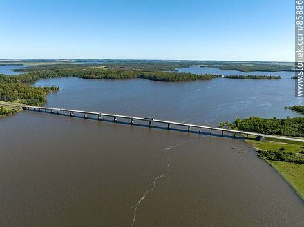 Aerial view of the bridge on route 3 over the Negro River. Border between Soriano and Río Negro - Rio Negro - URUGUAY. Photo #85886