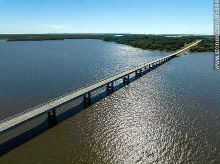 Vista aérea del puente en ruta 3 que cruza el Arroyo Grande en el límite entre Soriano y Flores - Departamento de Soriano - URUGUAY. Foto No. 85884