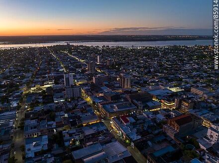 Vista aérea de la ciudad de Paysandú al anochecer - Departamento de Paysandú - URUGUAY. Foto No. 85914