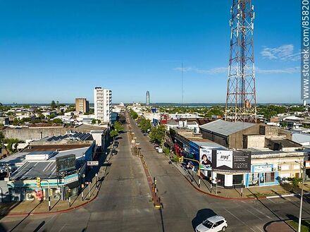 Vista aérea de la Avenida España. Torre con antenas de telefonía celular - Departamento de Paysandú - URUGUAY. Foto No. 85820