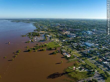 Vista aérea de la costa inundada de la ciudad de Paysandú - Departamento de Paysandú - URUGUAY. Foto No. 85831