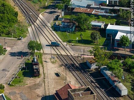 Vista aérea de la estación de trenes de Paysandú y sus vías férreas por la ciudad - Departamento de Paysandú - URUGUAY. Foto No. 85879