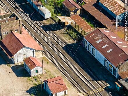 Vista aérea de la estación de trenes de Paysandú y sus vías férreas por la ciudad - Departamento de Paysandú - URUGUAY. Foto No. 85880