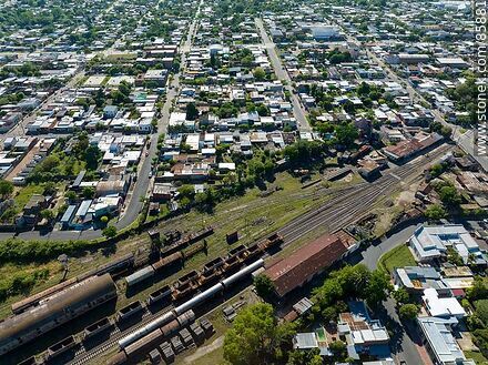 Vista aérea de la estación de trenes de Paysandú y sus vías férreas por la ciudad - Departamento de Paysandú - URUGUAY. Foto No. 85881