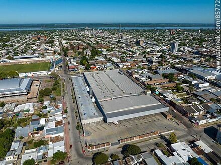 Vista aérea del Paysandú Shopping y terminal de ómnibus - Departamento de Paysandú - URUGUAY. Foto No. 85772