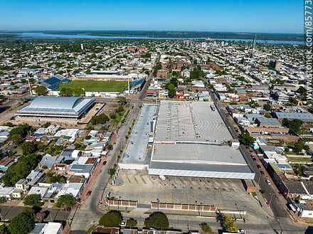 Vista aérea del Paysandú Shopping y terminal de ómnibus - Departamento de Paysandú - URUGUAY. Foto No. 85773