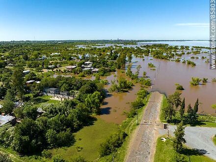Aerial view of María Esther Mussio street under the floodwaters of the Uruguay river. CARU - Department of Paysandú - URUGUAY. Photo #85803