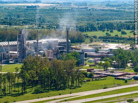 Vista aérea de la planta de cemento Portland de ANCAP de Paysandú - Departamento de Paysandú - URUGUAY. Foto No. 85893