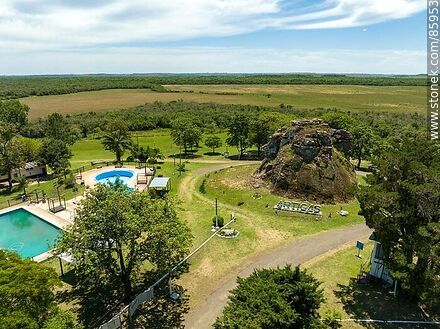 Vista aérea de la Piedra Pintada. Parque circundante - Departamento de Artigas - URUGUAY. Foto No. 85953