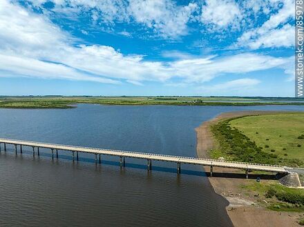 Vista aérea del puente carretero en ruta 3 sobre el río Arapey - Departamento de Salto - URUGUAY. Foto No. 85978