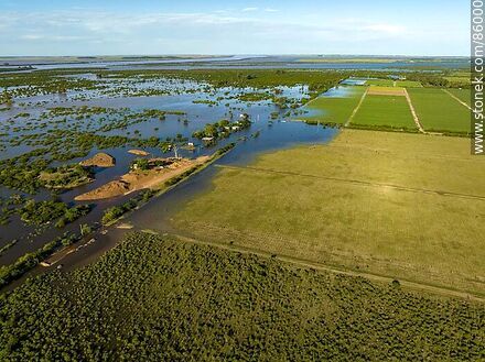 Vista aérea de calles y plantaciones inundadas por la creciente del río Cuareim - Departamento de Artigas - URUGUAY. Foto No. 86000