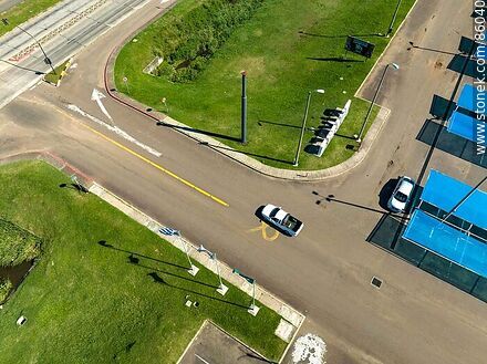 Vista aérea del estacionamiento de Macromercado - Departamento de Rivera - URUGUAY. Foto No. 86040