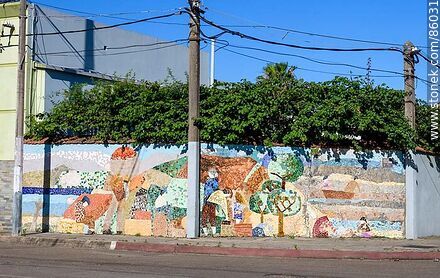 Mural realizado con mosaicos - Departamento de Salto - URUGUAY. Foto No. 86031