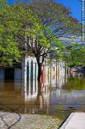 Flooded crossing of Agraciada and Julio Delgado Streets - Department of Salto - URUGUAY. Photo #86044