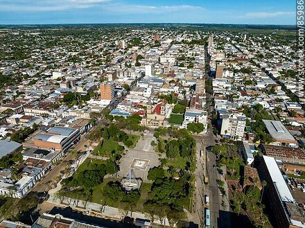 Vista aérea de la ciudad de Salto. Plaza de los Treinta y Tres Orientales y parroquia N. S. del Carmen - Departamento de Salto - URUGUAY. Foto No. 85986