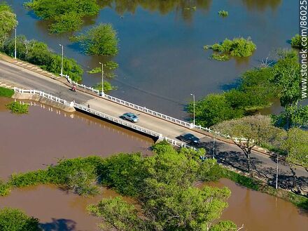 Aerial view of the bridge of the Tomás Berreta watercourse over the division of the Ceibal creek and the Uruguay river, both very swollen. - Department of Salto - URUGUAY. Photo #86025