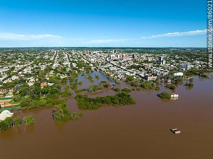 Vista aérea de las aguas del río Uruguay crecido sobre las partes bajas de Salto - Departamento de Salto - URUGUAY. Foto No. 86021