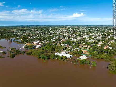 Vista aérea de las aguas del río Uruguay crecido sobre las partes bajas de Salto - Departamento de Salto - URUGUAY. Foto No. 86020