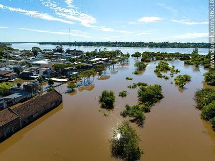 Vista aérea de las aguas del río Uruguay crecido sobre las partes bajas de Salto - Departamento de Salto - URUGUAY. Foto No. 86018