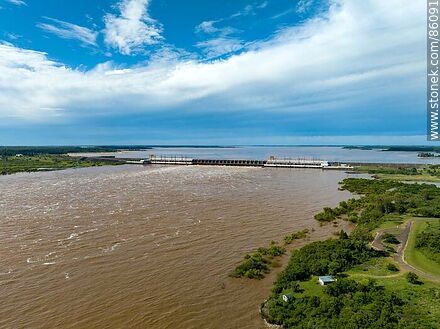Vista aérea de la represa de Salto Grande con el río Uruguay crecido - Departamento de Salto - URUGUAY. Foto No. 86091