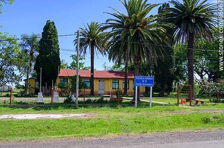 Escuela granja No. 15 Tomás Gomensoro - Departamento de Artigas - URUGUAY. Foto No. 86067