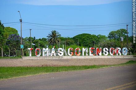 Letrero de Tomás Gomensoro - Departamento de Artigas - URUGUAY. Foto No. 86069