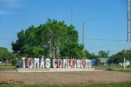 Letrero de Tomás Gomensoro - Departamento de Artigas - URUGUAY. Foto No. 86068